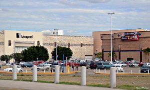 Sanitizan y controlan el acceso de centros comerciales de Altacia y Plaza mayor por reapertura